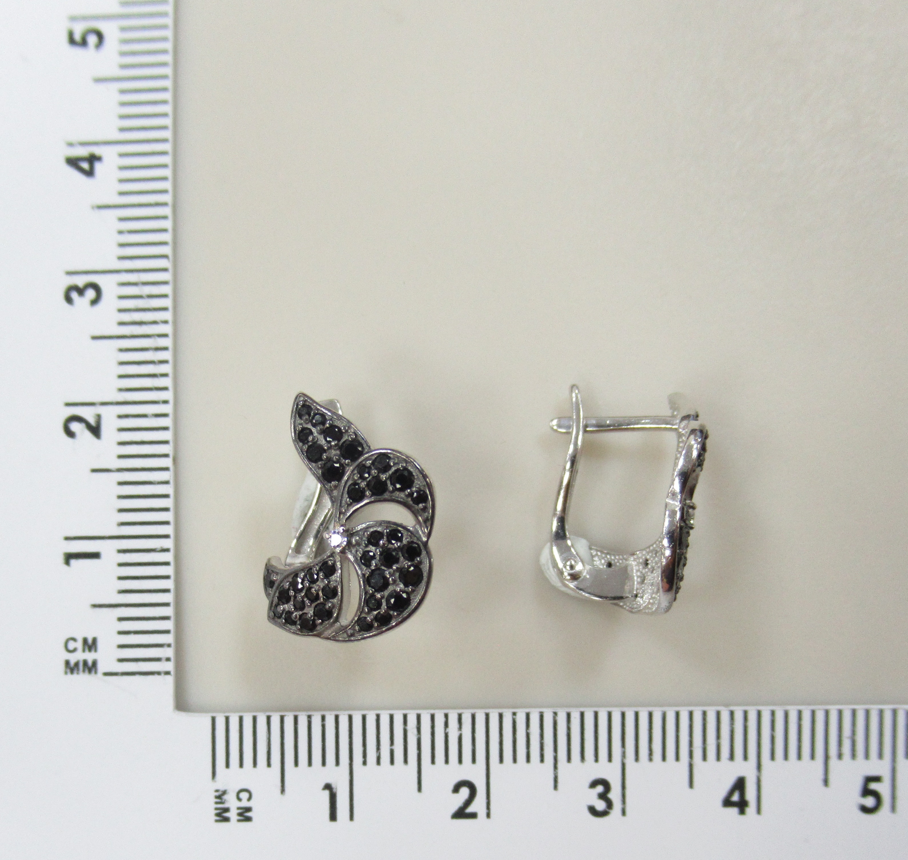 Серебряные серьги со шпинелью